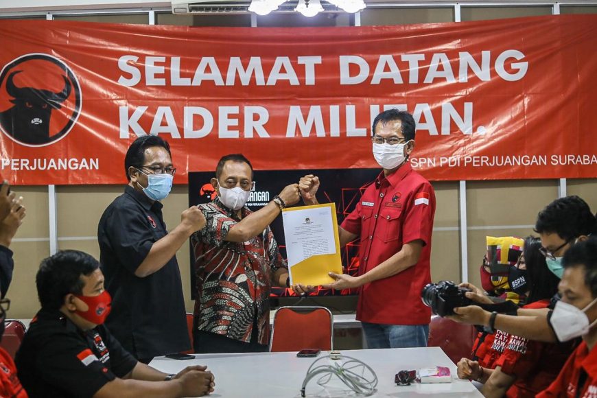 Armuji menerima laporan dari KPU di kantor DPC PDIP Kota Surabaya, Jumat (18/12/2020).