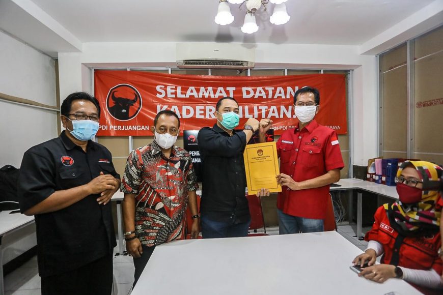 Proses penyerahan laporan dari KPU di kantor DPC PDIP Kota Surabaya, Jumat (18/12/2020).