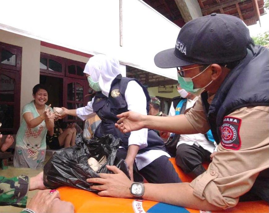 Khofifah saat meninjau banjir di Pamekasan/ist
