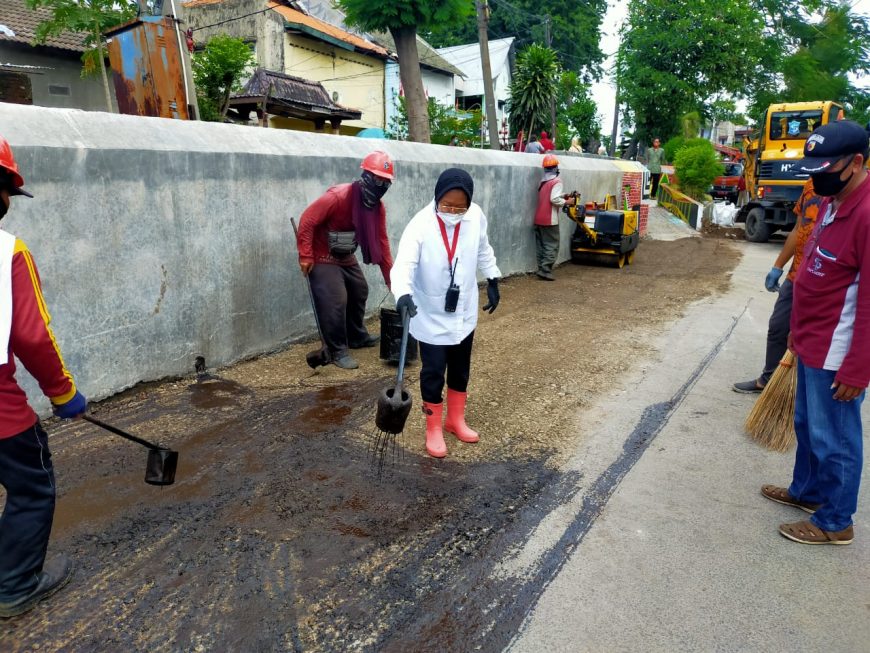 Aksi Wali Kota Risma saat pimpin pengaspalan jalan/ist