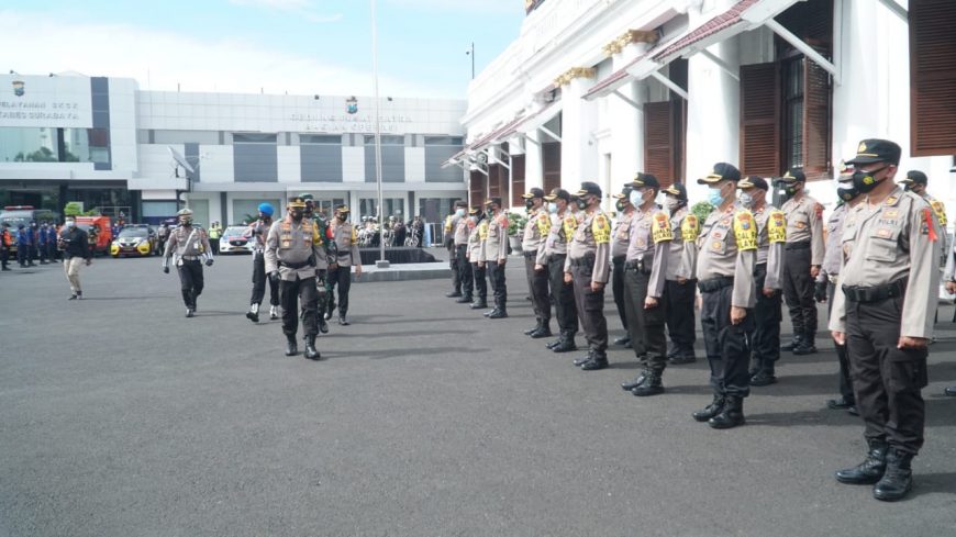 Dok. Kapolrestabes Surabaya, Kombes Pol Johnny Eddizon Isir saat melakukan pengecekan kesiapan pasukan di Mapolrestabes Surabaya, Senin (21/12/2020) /Ist