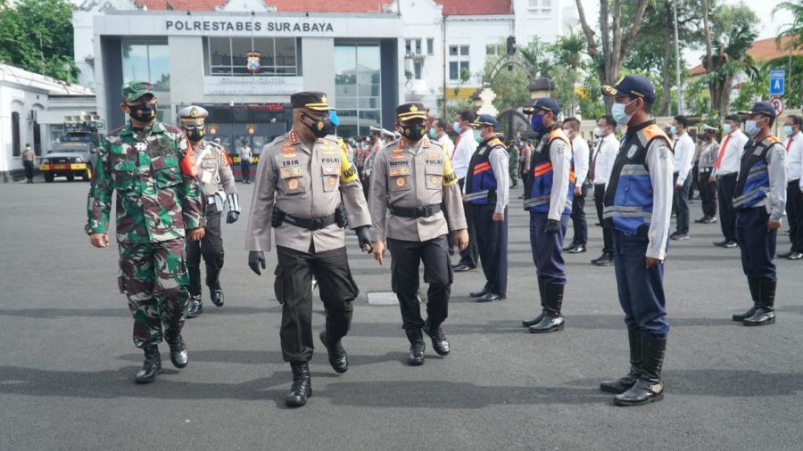 Dok. Kapolrestabes Surabaya, Kombes Pol Johnny Eddizon Isir (tengah depan) saat melakukan pengecekan kesiapan pasukan di Mapolrestabes Surabaya, Senin (21/12/2020) /Ist