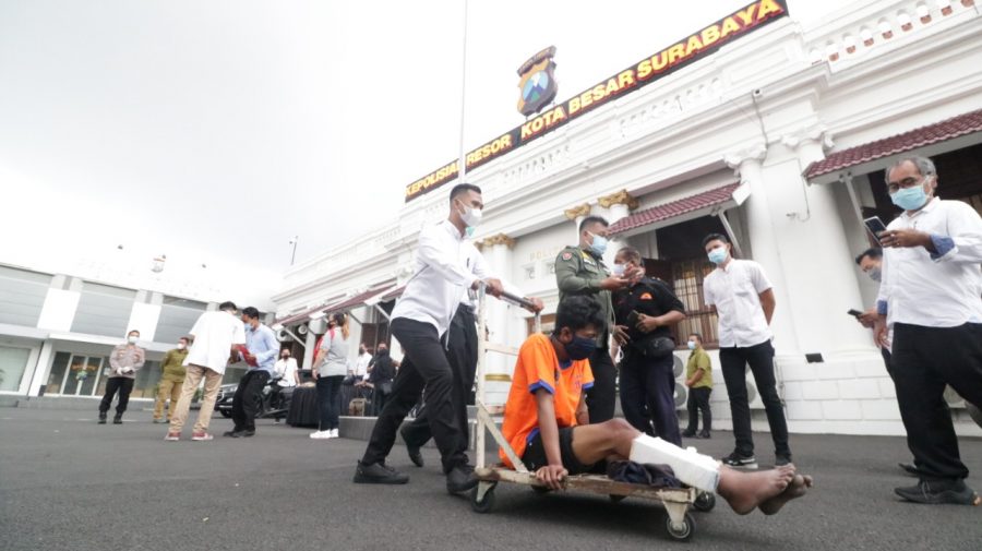 Pelaku saat diamankan di Mapolrestabes Surabaya /Ist