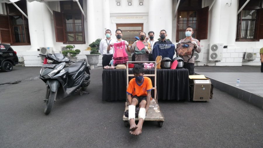 Polisi menunjukkan barang bukti hasil kejahatan pelaku /Ist