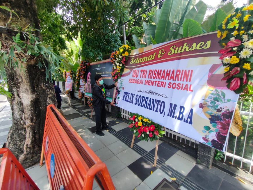 Karangan bunga mulai membanjiri rumah dinas wali kota/bicarasurabaya.com