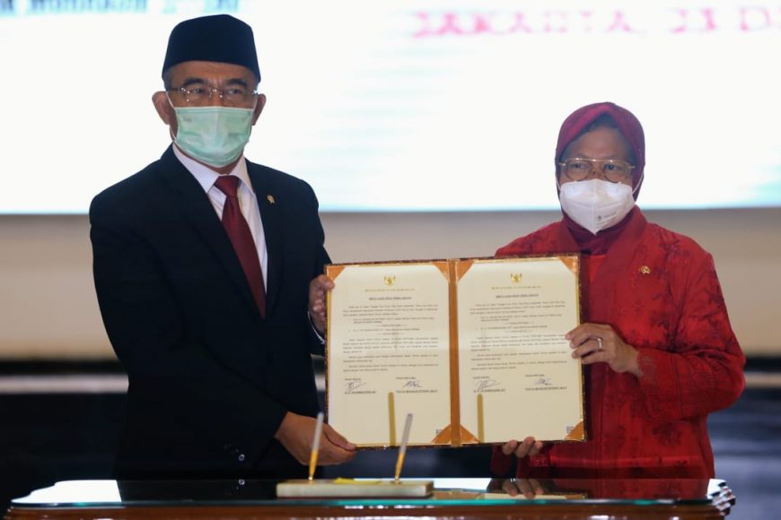 Risma saat serahterima jabatan di Kemensos/ist