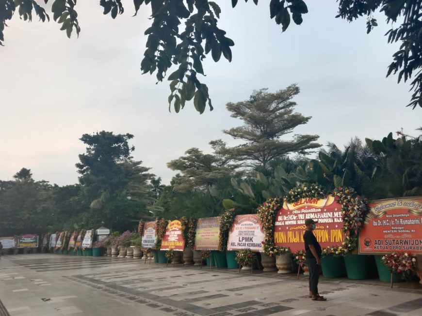 Deretan karangan bunga di depan Balai Kota Surabaya/bicarasurabaya.com