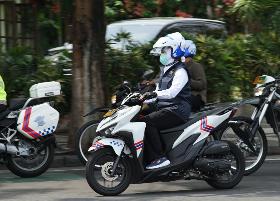 Gubernur Khofifah mengendarai motor saat meninjau kesiapan gereja menyambut malam misa Natal /Foto: Bicara Surabaya