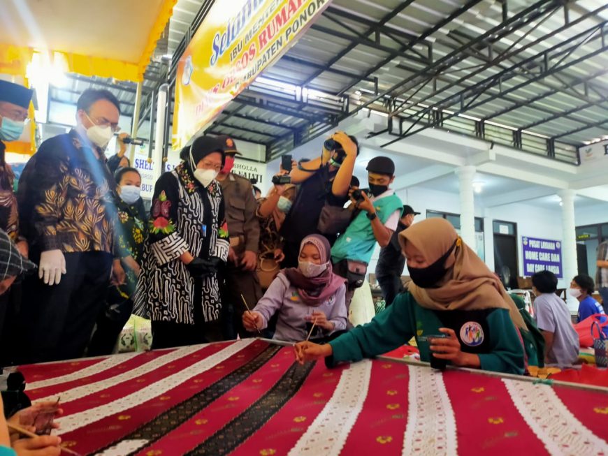Mensos Risma saat blusukan di Ponorogo/bicarasurabaya.com