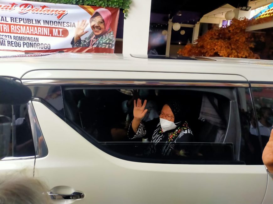 Mensos Risma saat hendak berangkat ke Jakarta/bicarasurabaya.com