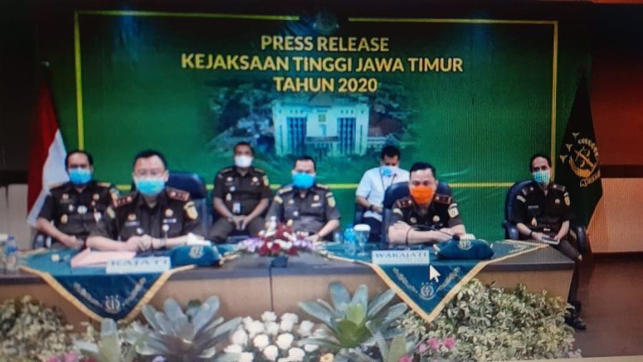 Foto tangkapan layar saat Kejati Jatim menyampaikan Anev 2020 melalui virtual.