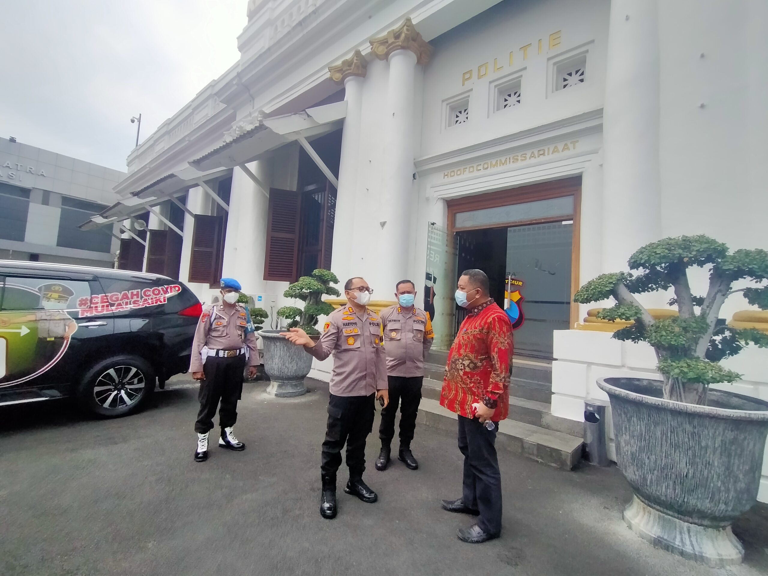 Plt Wali Kota Surabaya, Whisnu Sakti Buana (batik merah) usai kegiatan audiensi di Mapolrestabes Surabaya /foto: Bicara Surabaya