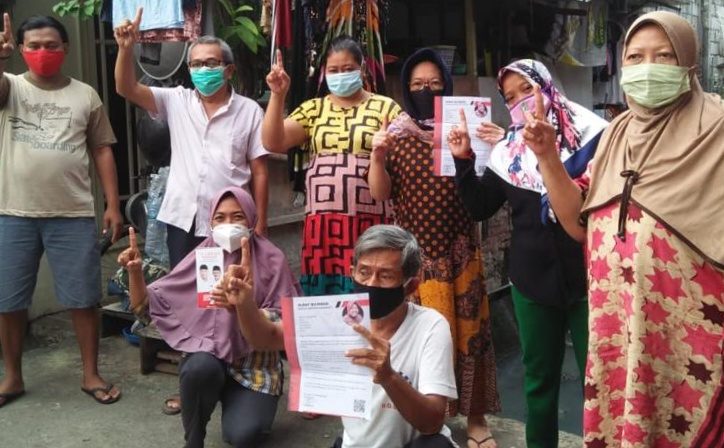 Warga saat menerima surat dari Bu Risma/ist