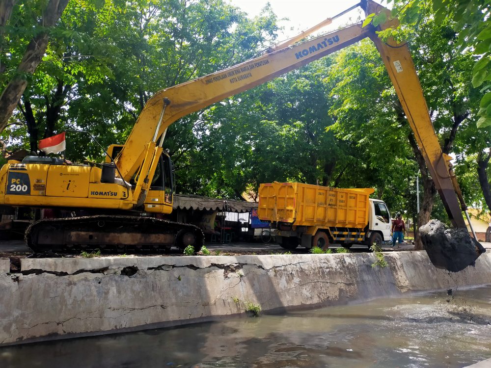 Pengerukan saluran di kawasan Medokan Asri Surabaya /Foto: Bicara Surabaya