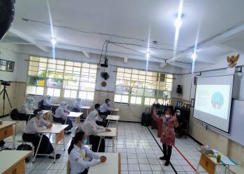 Wali Kota Risma saat jadi guru dalam simulasi sekolah tatap muka di SMPN 1 Surabaya /Bicara Surabaya
