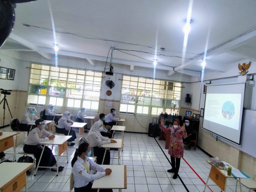 Wali Kota Risma saat jadi guru dalam simulasi sekolah tatap muka di SMPN 1 Surabaya /Bicara Surabaya