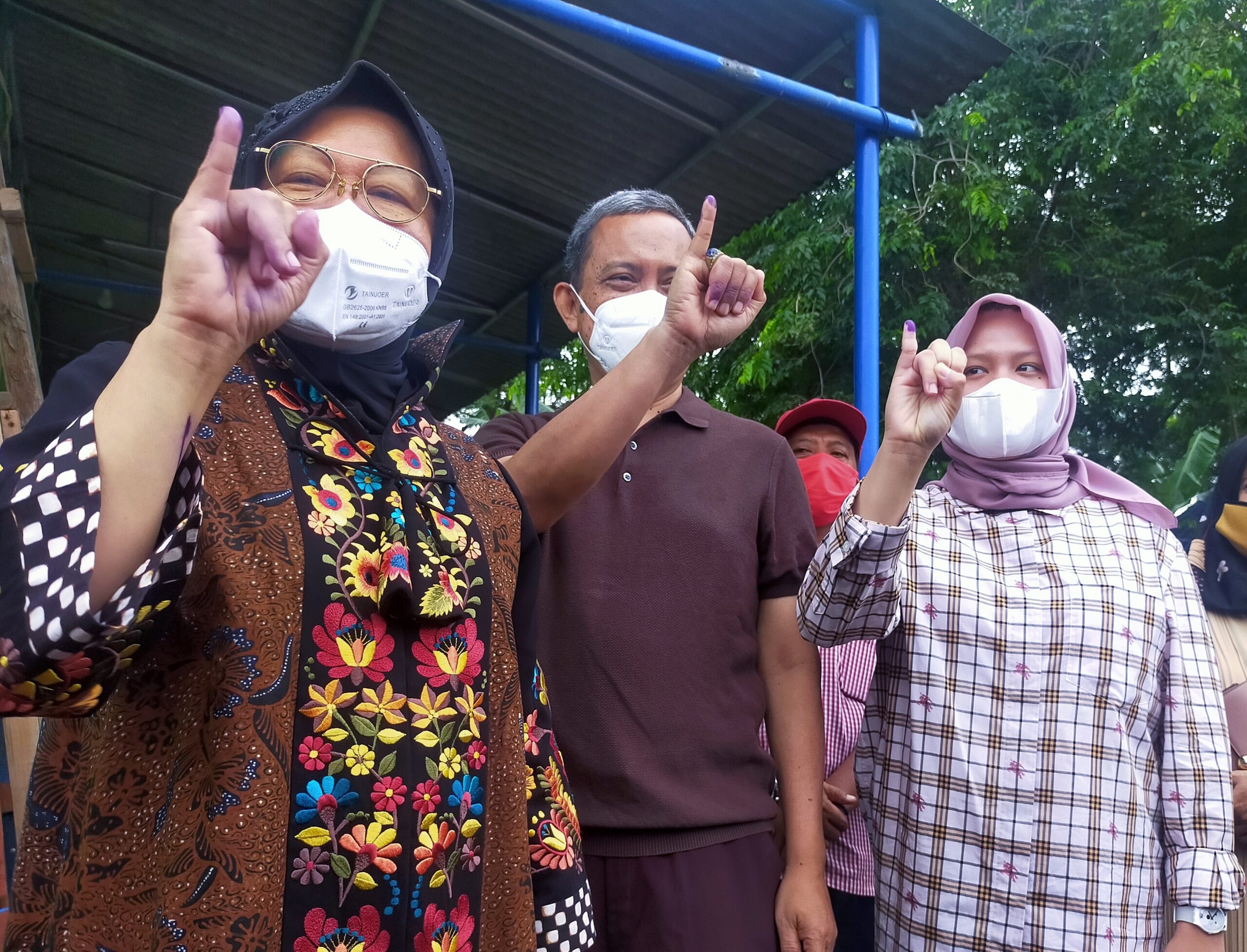 Wali Kota Risma usai menggunakan hak pilihnya bersama suami dan anak keduanya | Foto: Bicara Surabaya