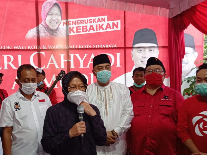 Tri Rismaharini bersama Eri Cahyadi-Armuji saat memberikan keterangan pers di kantor DPC PDIP Jalan Setail, Surabaya, Rabu (9/12/2020)