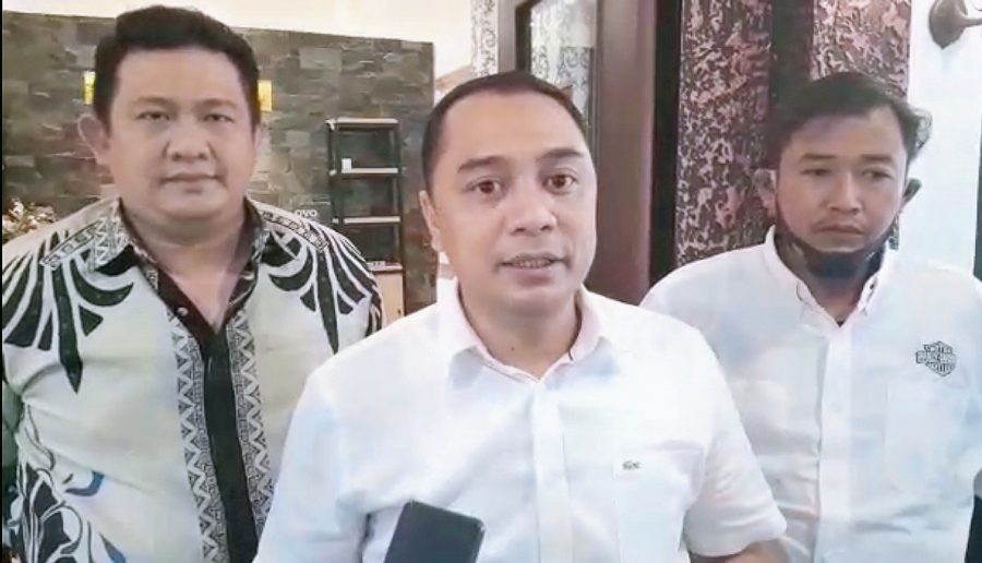 Calon Wali Kota Surabaya, Eri Cahyadi (tengah) /Bicara Surabaya