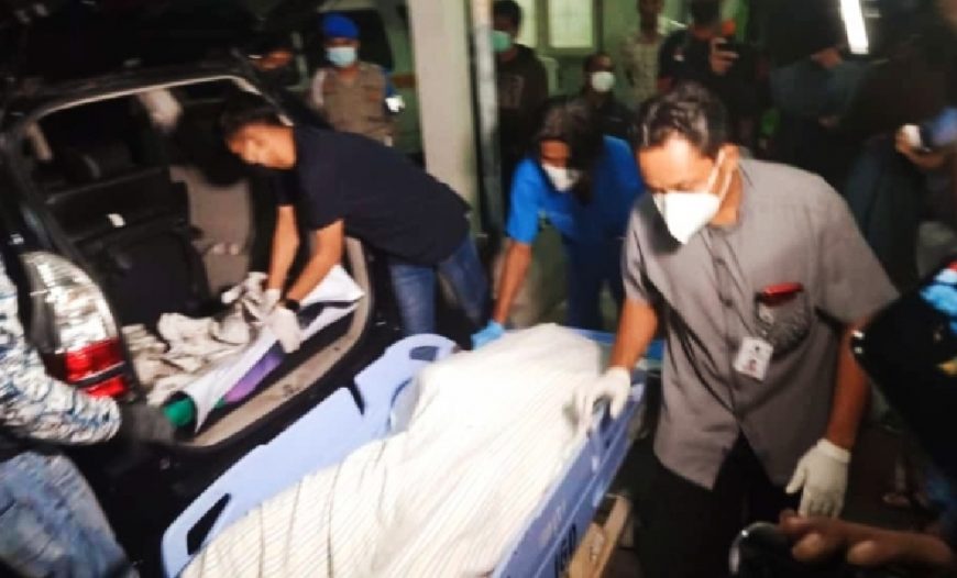 Jenazah pelaku saat dibawa ke RSUD dr Soetomo Surabaya /Ist