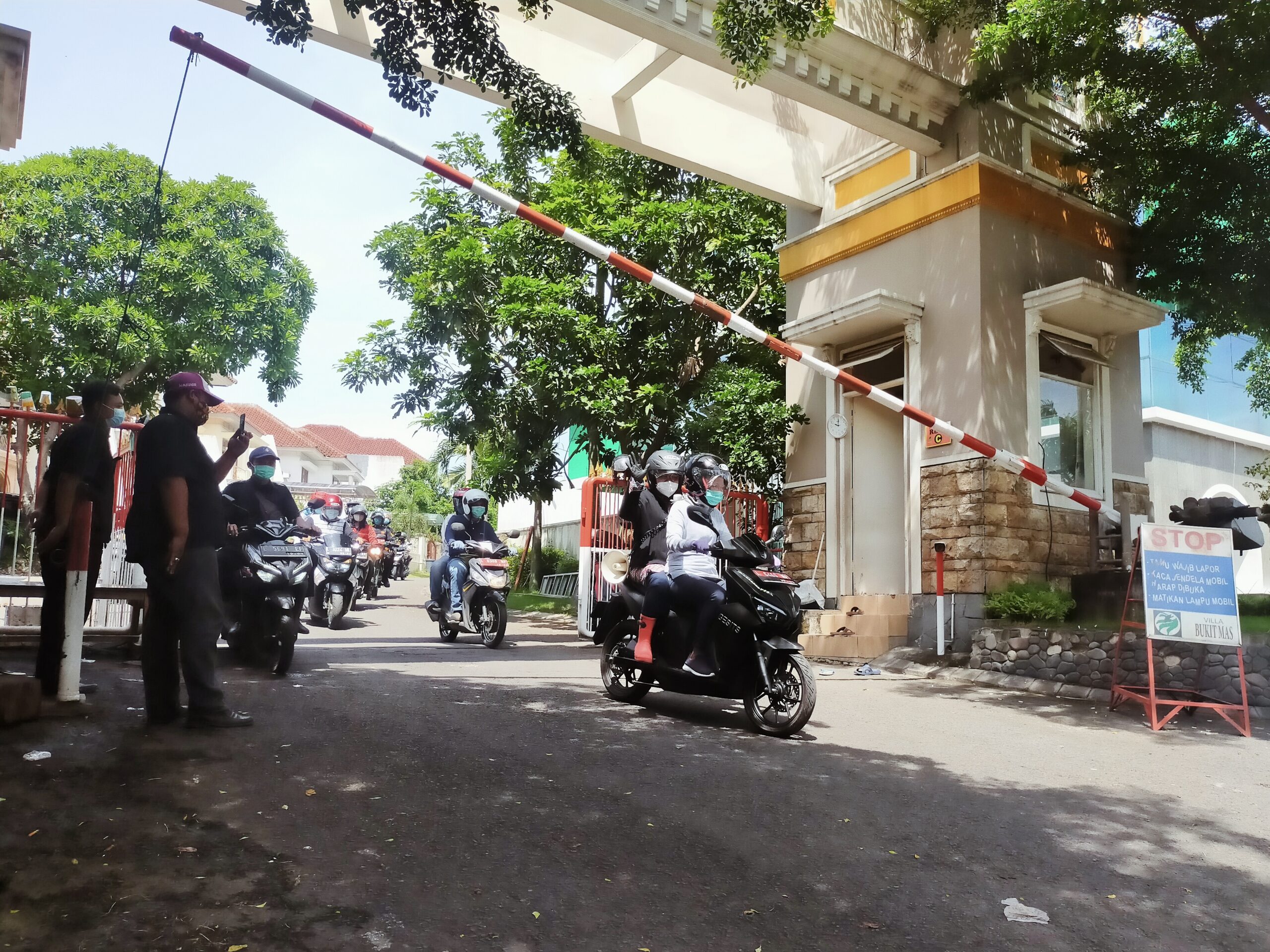 Wali Kota Surabaya, Tri Rismaharini bersama jajarannya saat mengingatkan protokol kesehatan di kawasan perumahan, Minggu (20/22/2020) | Foto: Bicara Surabaya