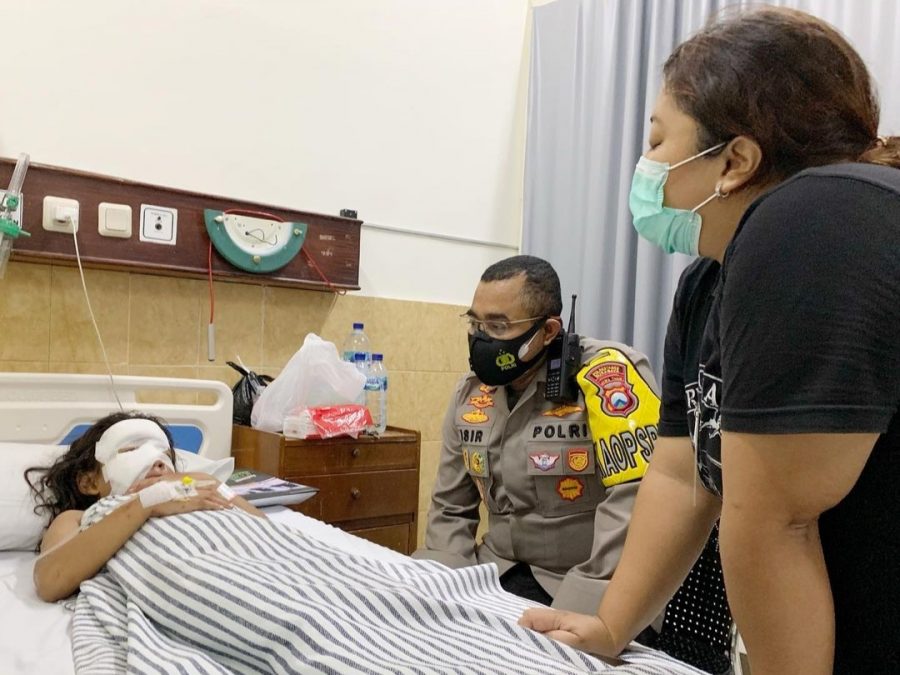 Kapolrestabes Surabaya, Kombes Pol Johnny Eddizon Isir saat menjenguk anak korban penjambretan di RSAL Dr. Ramelan Surabaya, Sabtu (19/12) /Ist