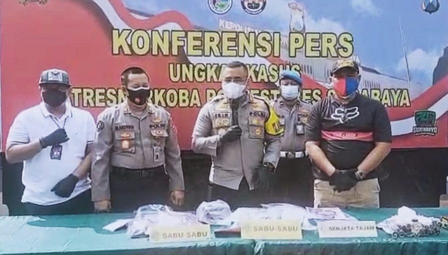 Polisi menunjukkan barang bukti yang berhasil disita dari tersangka /Ist