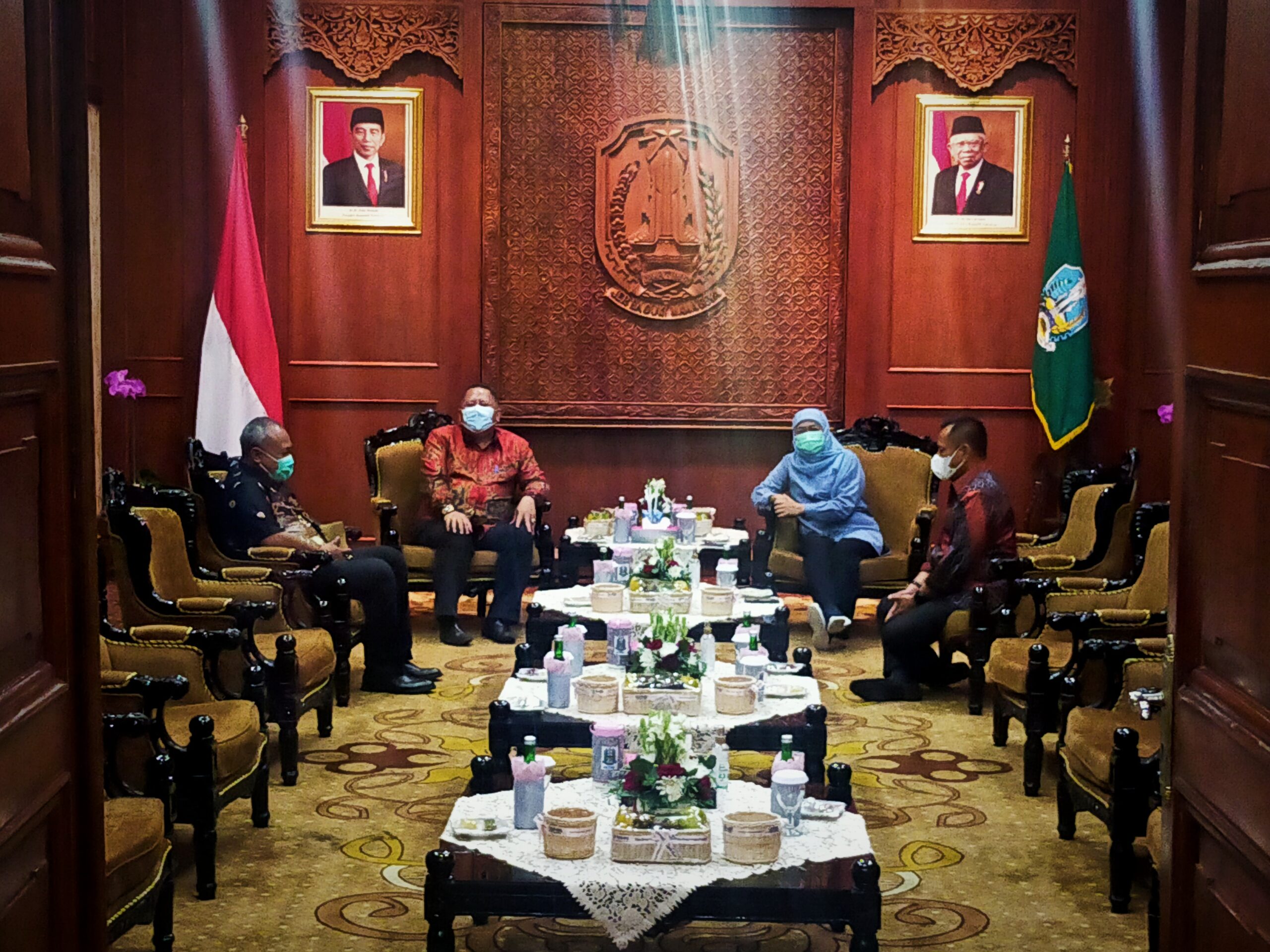 Plt Wali Kota Surabaya, Whisnu Sakti Buana (tengah) di sela audiensi bersama Gubernur Jatim, Khofifah Indar Parawansa di Gedung Negara Grahadi, Jum'at (25/12/2020) sore /foto: Bicara Surabaya