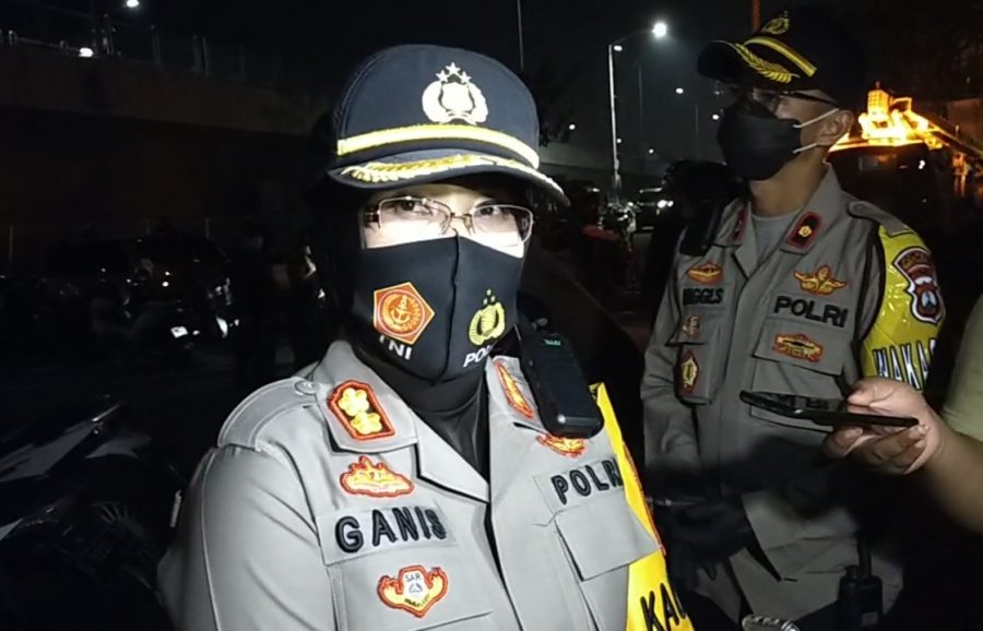 Kapolres Pelabuhan Tanjung Perak, AKBP Ganis Setyaningrum saat memantau gelaran rapid test massal di bawah Jembatan Suramadu sisi Surabaya, Sabtu, (12/09/2020) /dok. Bicara Surabaya