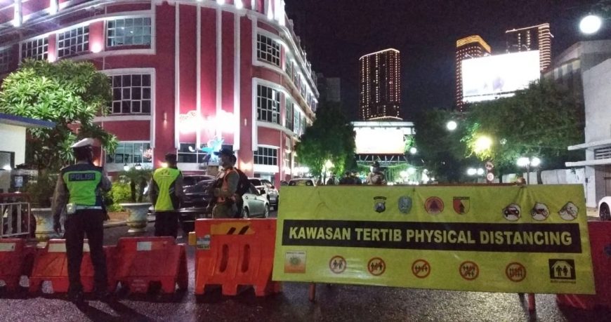 Simulasi penutupan ruas Jalan Tunjungan Surabaya, Rabu (30/12/2020) malam.
