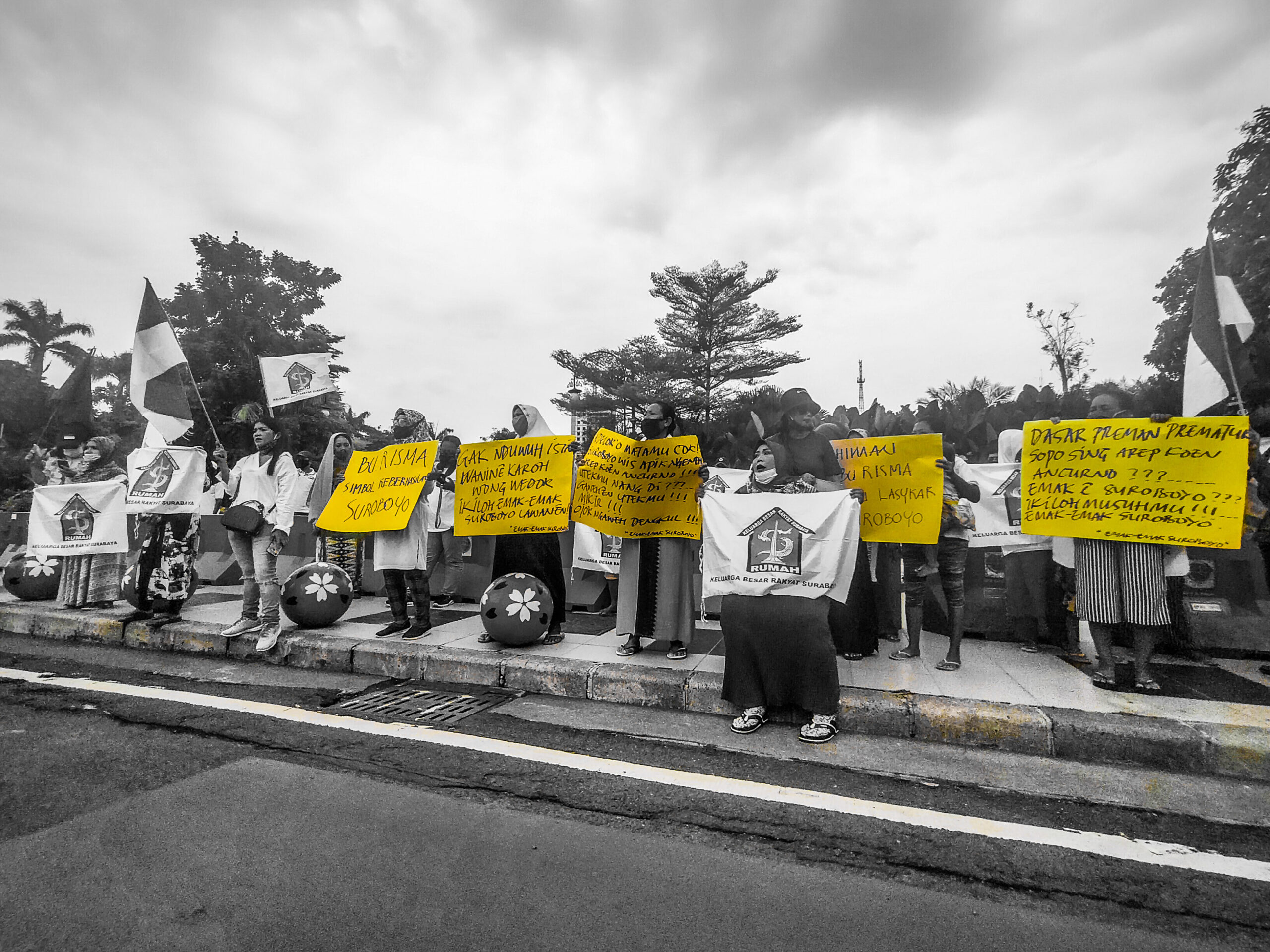 Dok. Aksi emak-emak Bela Bu Risma di depan Balai Kota Surabaya, Jum'at (27/11/2020) /Bicara Surabaya