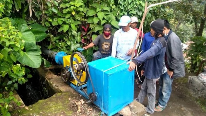 Pemasangan turbin dalam PLTMH oleh warga Desa Puncu, Kediri /Ist