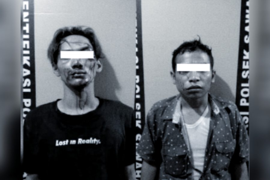Kedua pelaku saat diamankan di Mapolsek Sawahan Surabaya /Ist