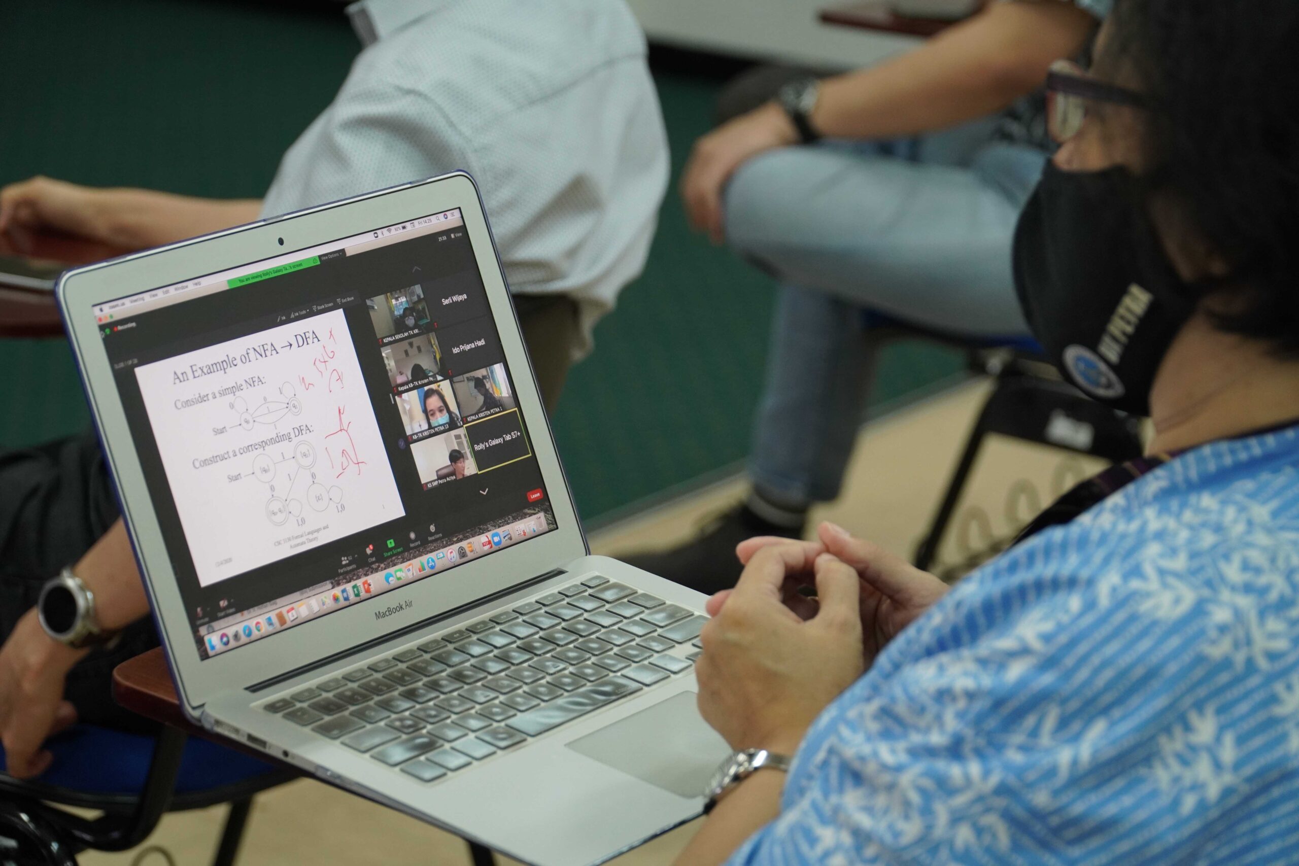 Uji coba menulis rumus langsung di tablet oleh dosen /Ist