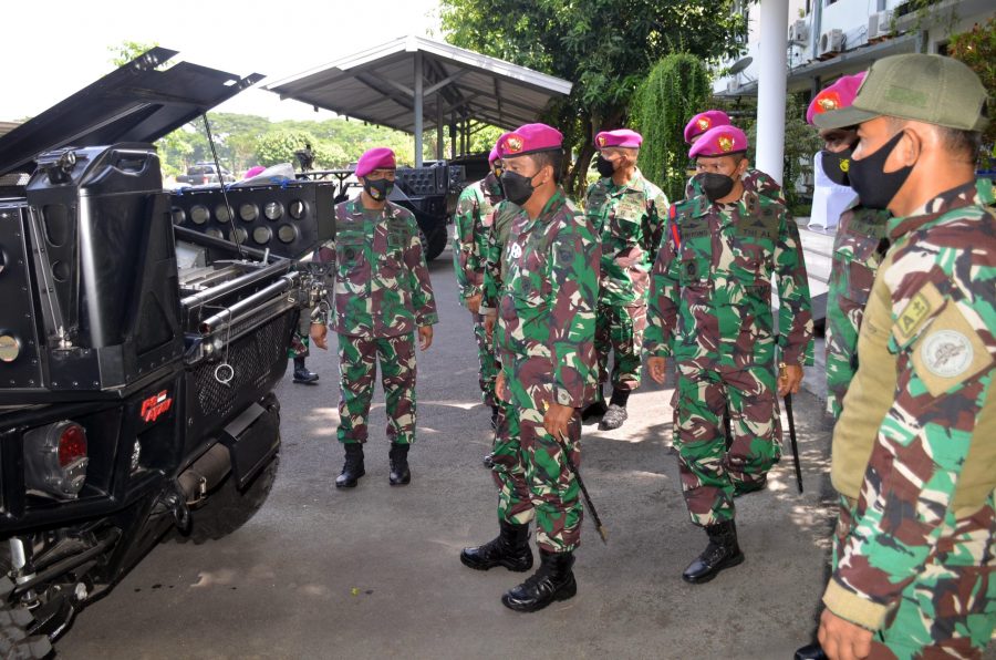 Danpasmar 2 Brigjen TNI (Mar) Ipung Purwadi saat meninjau kendaraan /dok. Dispen Kormar