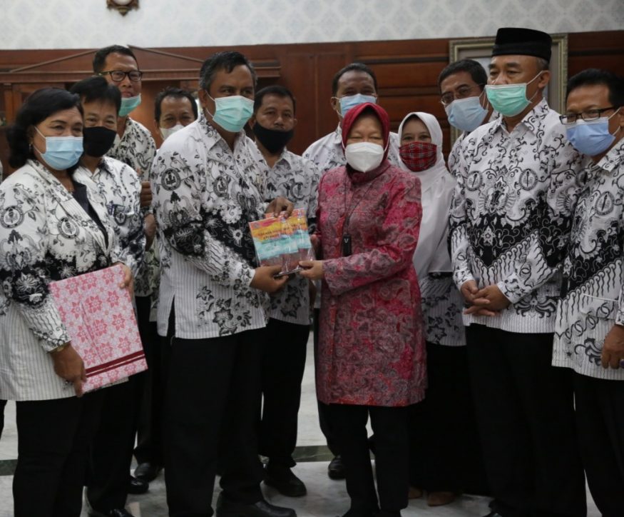 PGRI saat memberikan Anugerah tokoh pendidikan Surabaya/ist