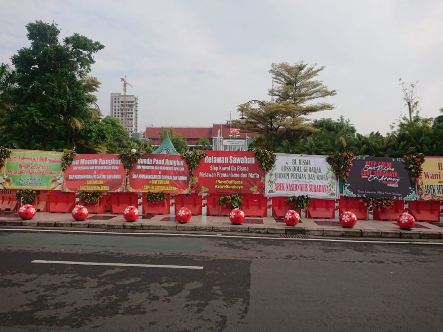 Jejeran karangan bunga yang membanjiri depan Balai Kota Surabaya/bicarasurabaya.com