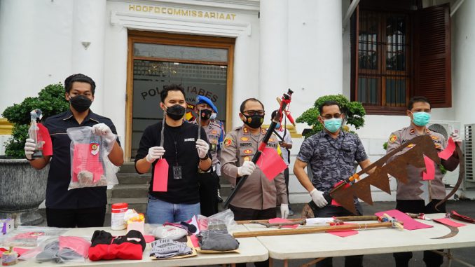Polisi menunjukkan senjata tajam yang digunakan para tersangka sebagai sarana tawuran /Ist