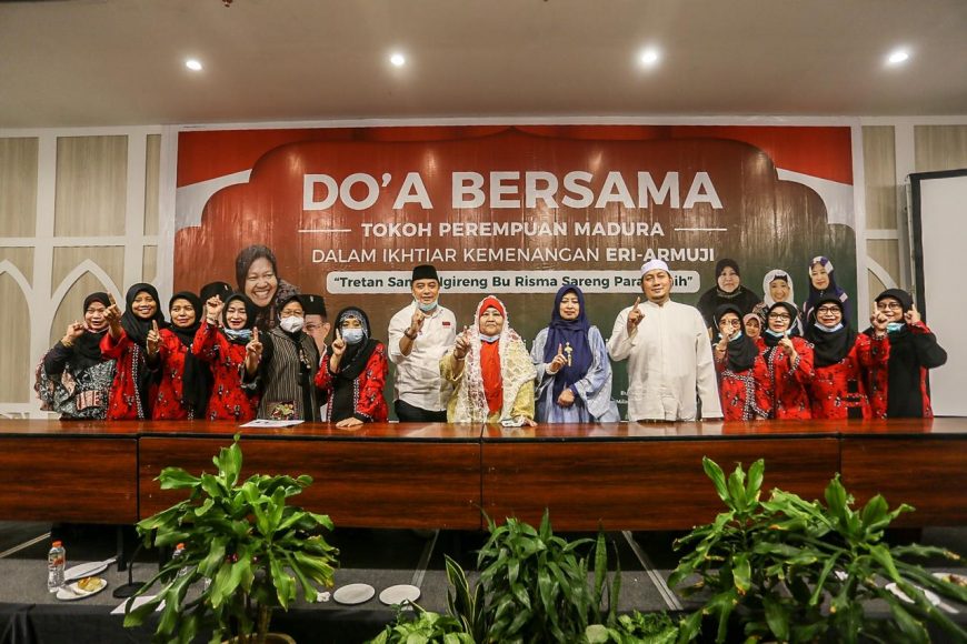 Barisan tokoh perempuan Madura, termasuk Nyai Makkiyah saat doa bersama/ist