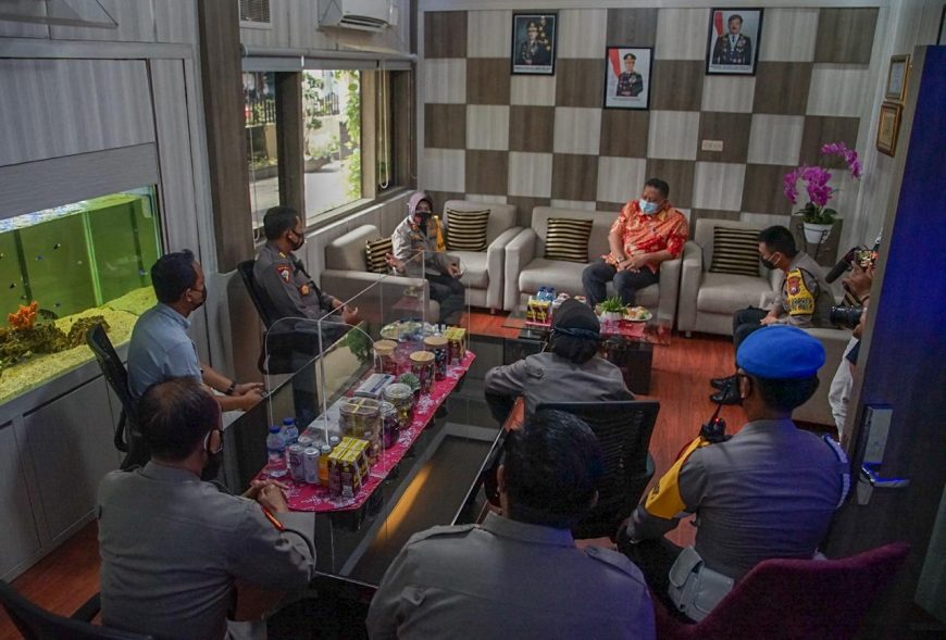 Plt Wali Kota Surabaya saat mengunjungi Mapolres Pelabuhan Tanjung Perak/bicarasurabaya.com