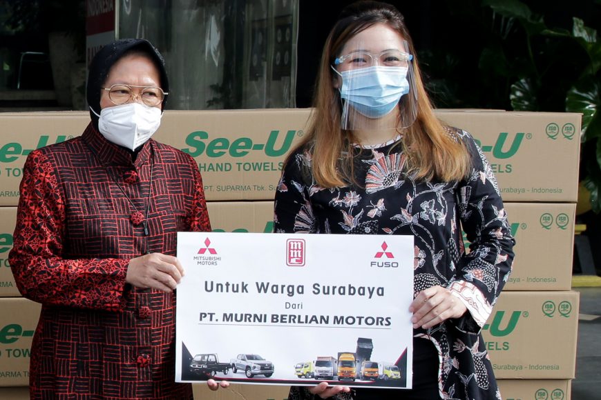 Penyerahan bantuan 1000 tisu di depan Balai Kota Surabaya/ist
