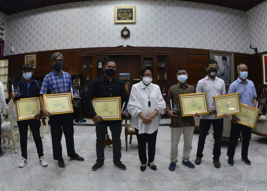 Para pemenang lomba karya jurnalistik kategori media cetak /Ist