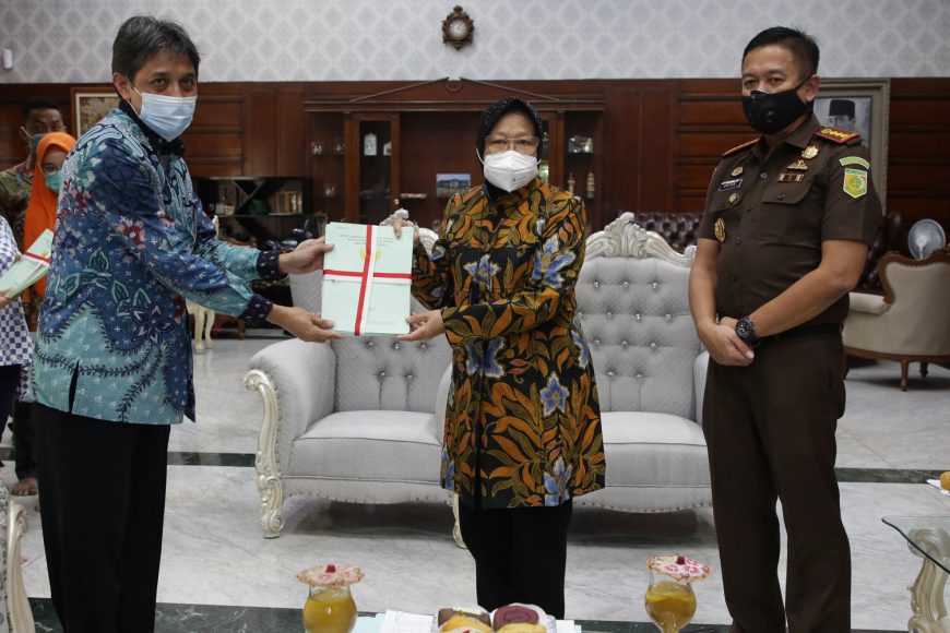 Wali Kota Surabaya Tri Rismaharini menerima penyerahan 29 sertifikat aset pemkot dari BPN I Surabaya /Ist