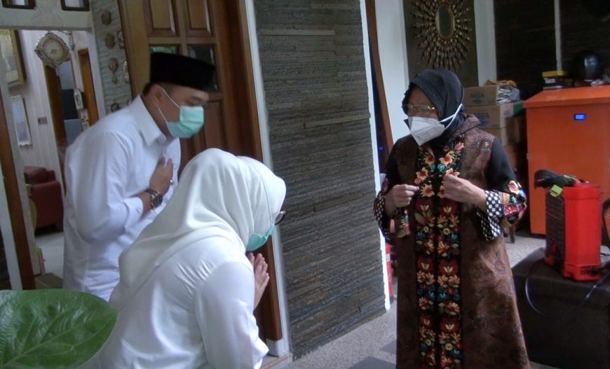 Wali Kota Risma saat dikunjungi Eri Cahyadi di rumahnya/bicarasurabaya.com