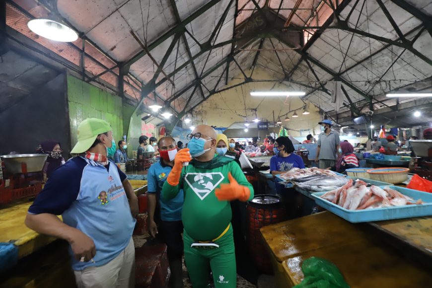 Ikon New Man saat keliling di Pasar Pabean/bicarasurabaya.com
