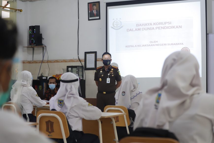 Kepala Kejaksaan Negeri Surabaya saat mengajar anti korupsi ke pelajar Surabaya/ist