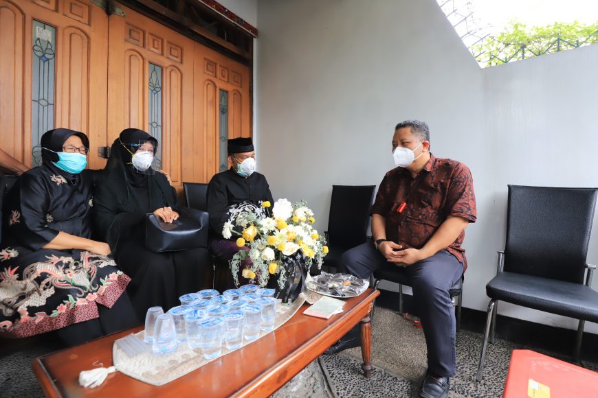 Plt Wali Kota Surabaya saat takziah ke rumah duka/ist