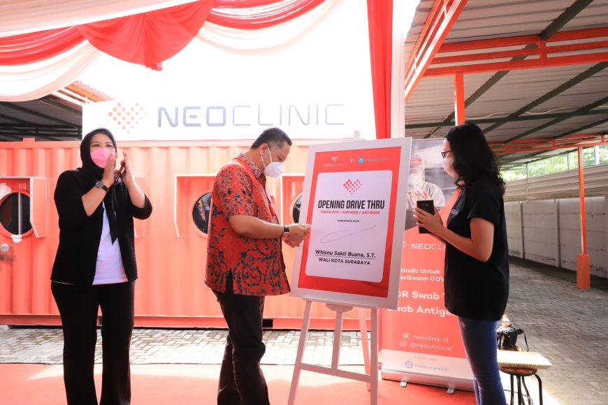 Plt Wali Kota Surabaya saat meresmikan drive trhu Swab PCR/ist 