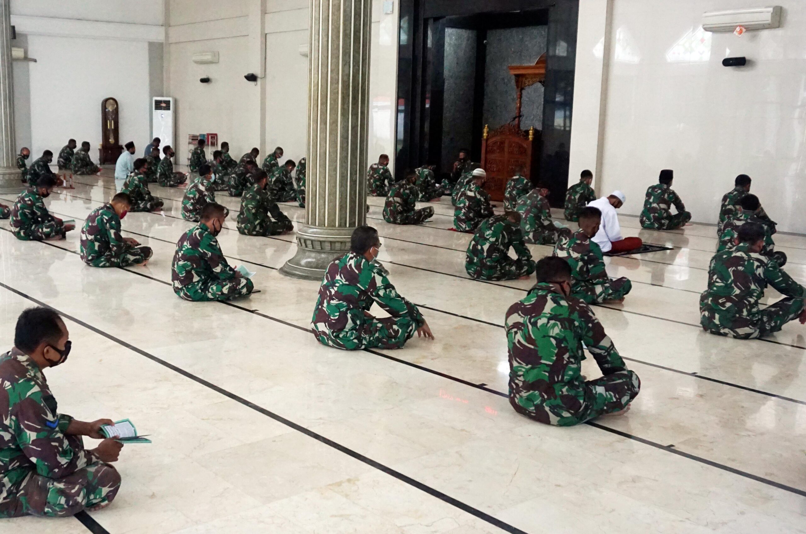 Doa bersama berlangsung di Masjid Al Bahar, Kesatrian Marinir Moekijat, Mako Pasmar 2, Gedangan Sidoarjo /foto: Dispen Kormar