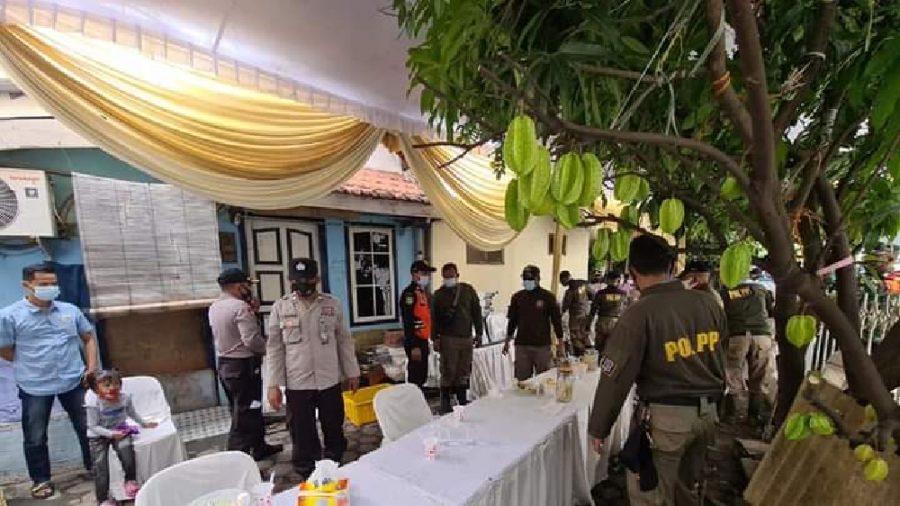 Penertiban kerumunan acara hajatan di Jl Ngagel Rejo Kidul Surabaya /Ist